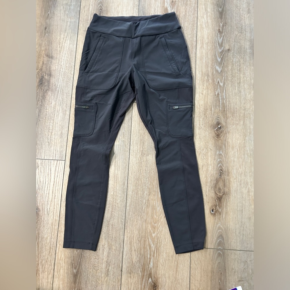 Athleta Highline Hybrid Cargo Tight size 6/fits like a 4